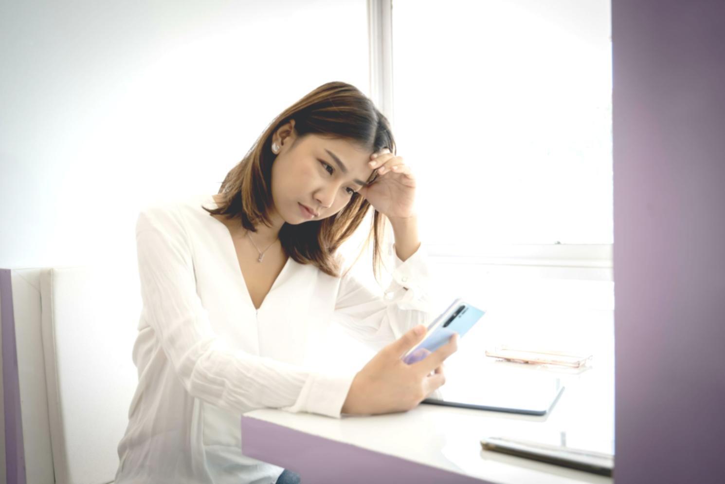 Преподаватель объясняет грамматику английского языка